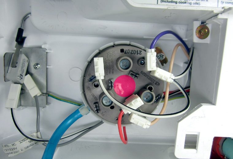 Замена датчика воды в стиральной машине Hotpoint-Ariston